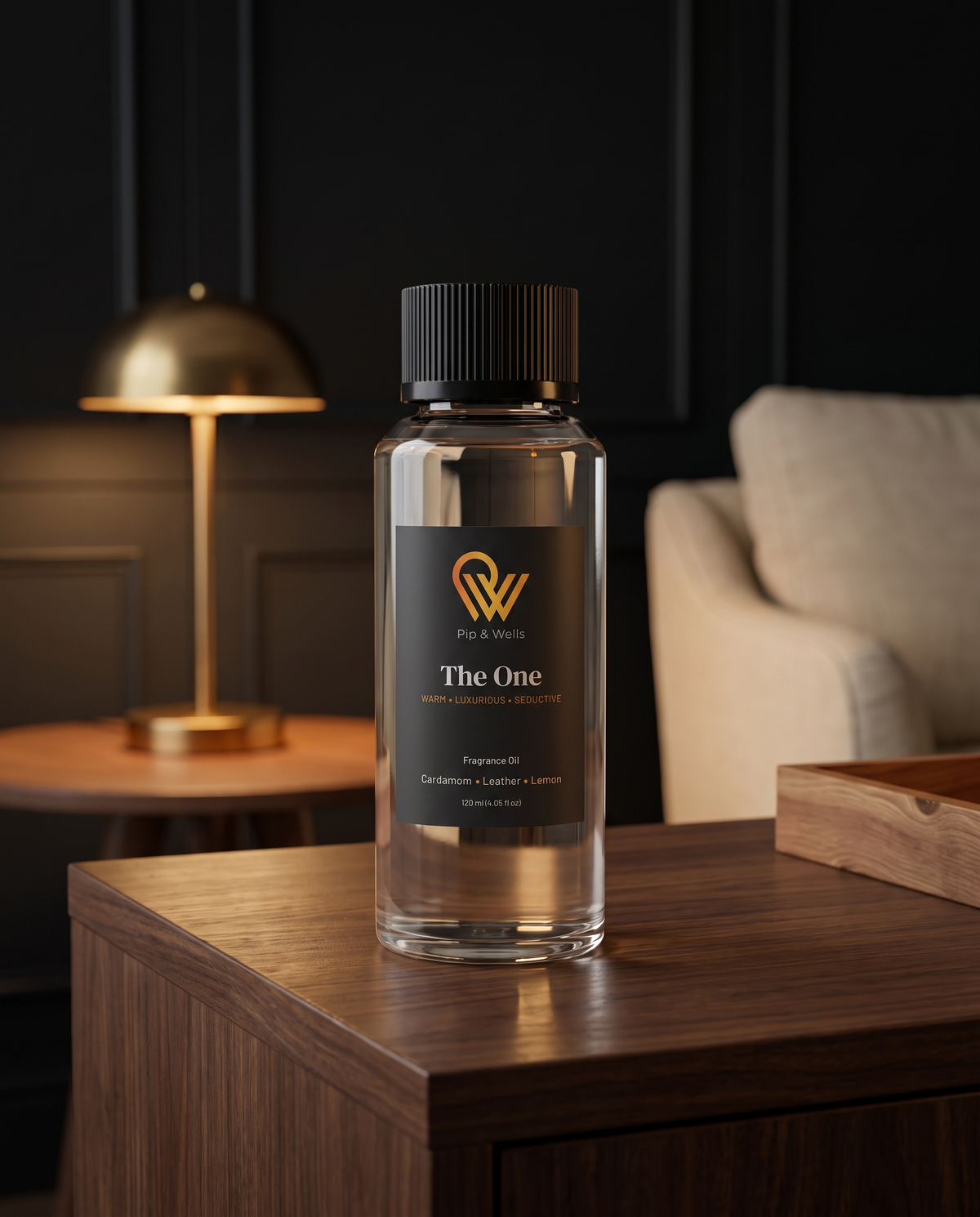 Frasco de aceite aromático Pip & Wells The One 120 ml del set Essence of Luxury sobre una consola de nogal en un salón de estilo hotelero