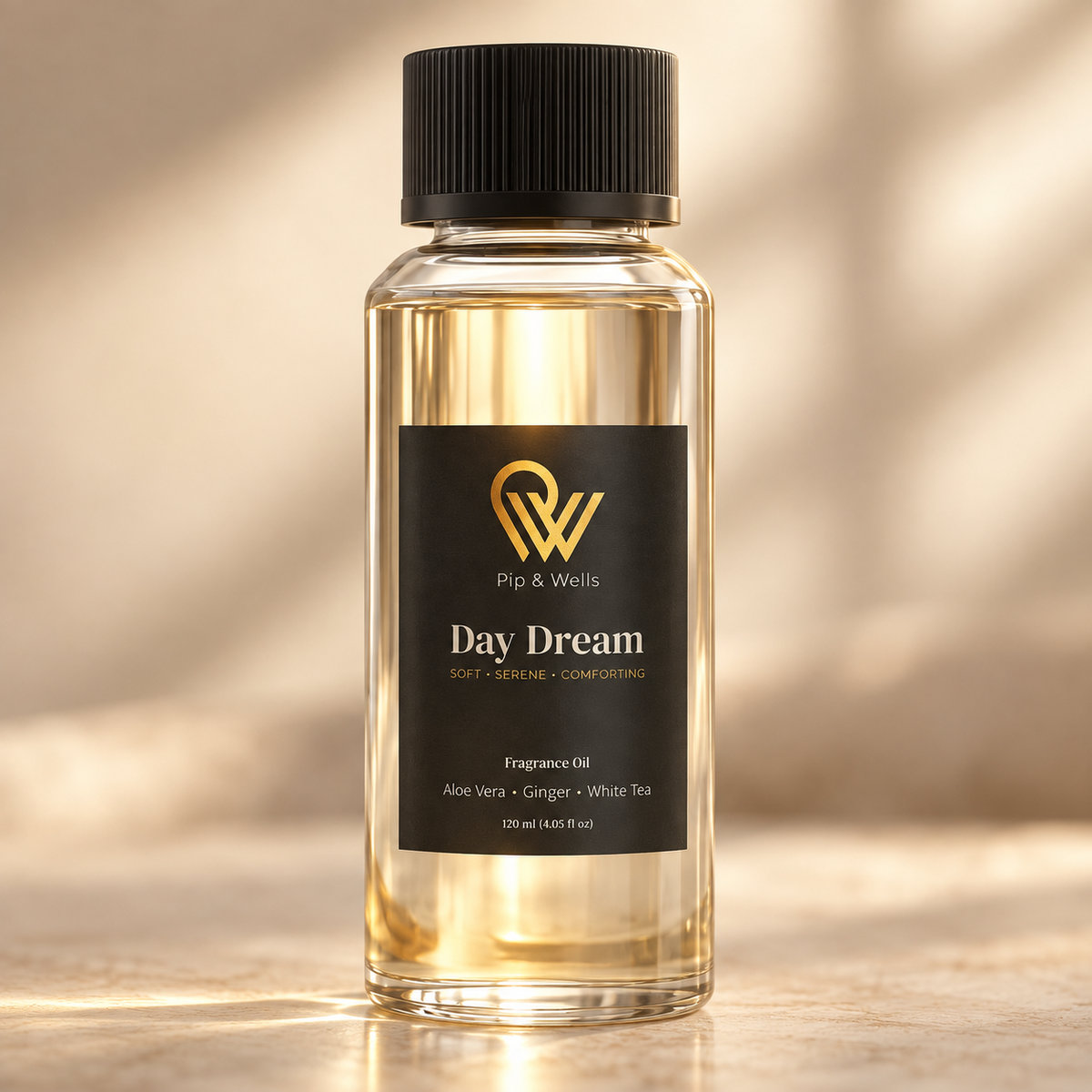 Vista frontal de un frasco de aceite aromático Pip & Wells Day Dream de 120 ml sobre un fondo beige cálido