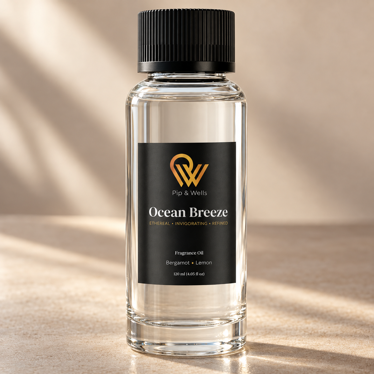 Vista frontal de un frasco de aceite aromático Pip & Wells Ocean Breeze de 120 ml sobre un fondo beige cálido