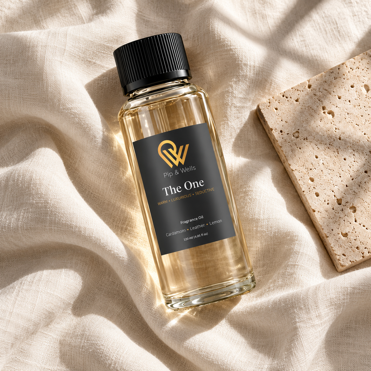Frasco de aceite aromático Pip & Wells The One de 120 ml sobre lino claro, junto a una baldosa de piedra texturizada